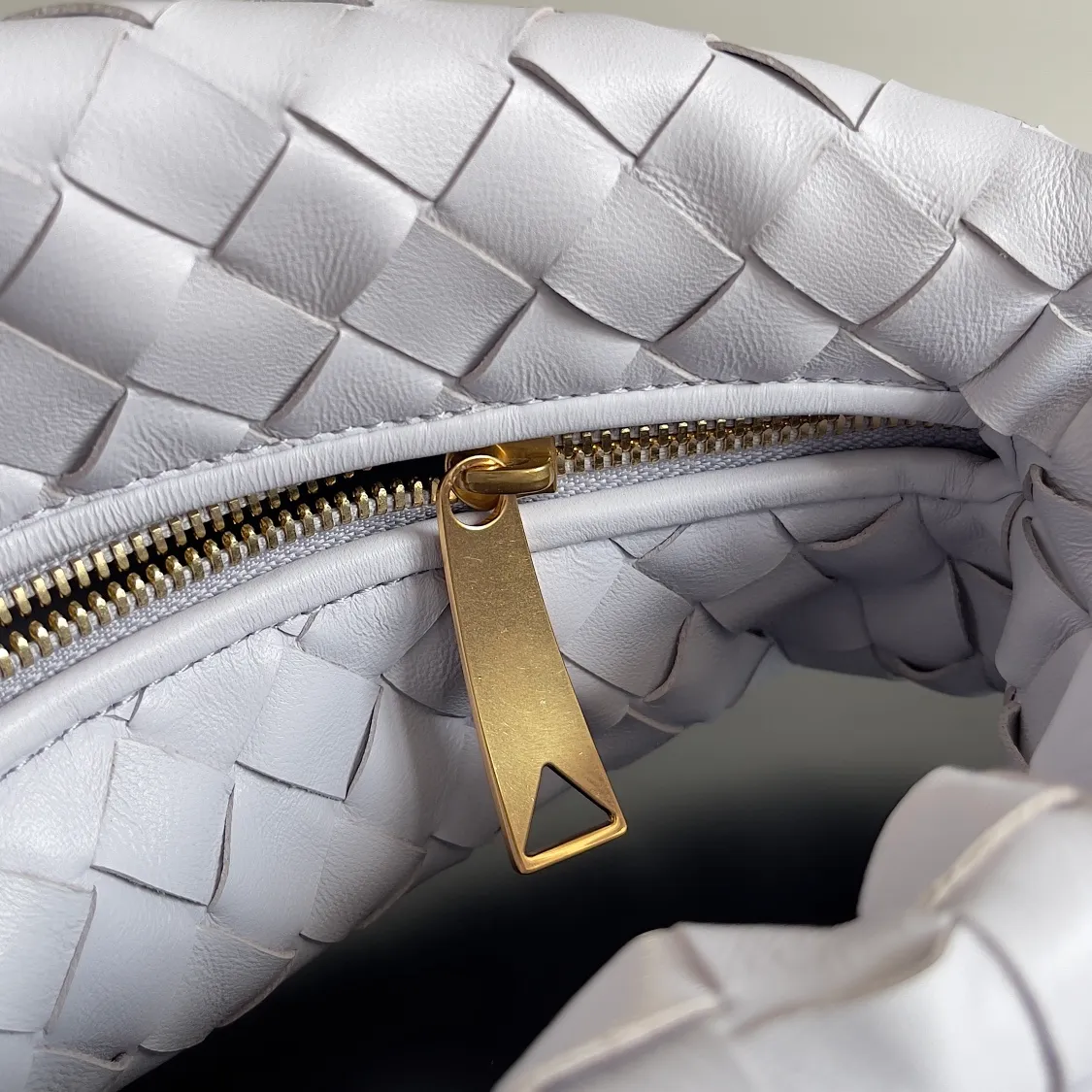 Batch 1120 Bottega veneta͙.——The latest braided and knotted hobo🔥 The top-grade lambskin leather is very soft, the bag shape is unique, practical and durable. It retains the traditional weaving elements while being a bit more flamboyant ~ Made of hand-woven sheepskin, zipper opening and closing, curved seamless structure, effortless to match. Highly recommended⚠️⚠️⚠️ The highest-end in the market🌈 Welcome to compare [Factory equipped with full package] size: 23x15x5cm.   Model: 651876